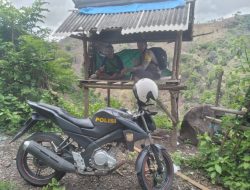 Jelang Musim Tanam Penghujan, Bhabinkamtibmas Desa Tarlawi Wawo Sambangi Petani di Perladangan