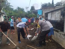 Bahu Membahu Bersama Warga, Bhabinkamtibmas Desa Kole Ambalawi, Bersihkan Lumpur Banjir Gunung