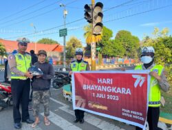 77 Tahun Hut Bhayangkara, Sat Lantas Polres Bima Kota Bagi Gratis Helm Standar