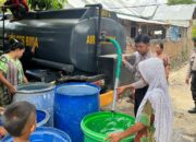 Bantu Warga Terdampak Kekeringan, Sat Samapta Polres Bima Salurkan Air Bersih di Desa Kalampa